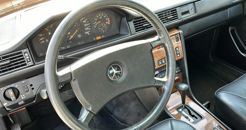 Mercedes-Benz W124 (1984-1993) cena 24400 przebieg: 239255, rok produkcji 1985 z Radom małe 436